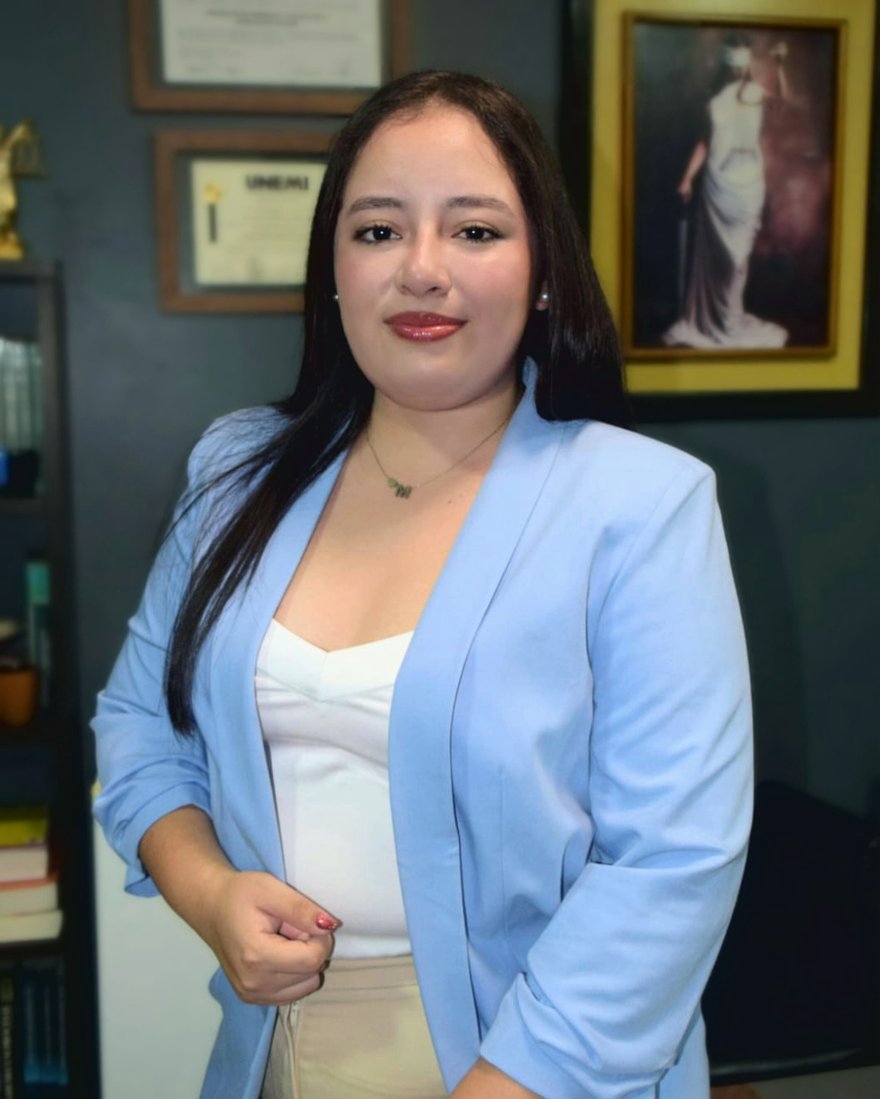 Melina Fuentes, egresada de Derecho, en su oficina